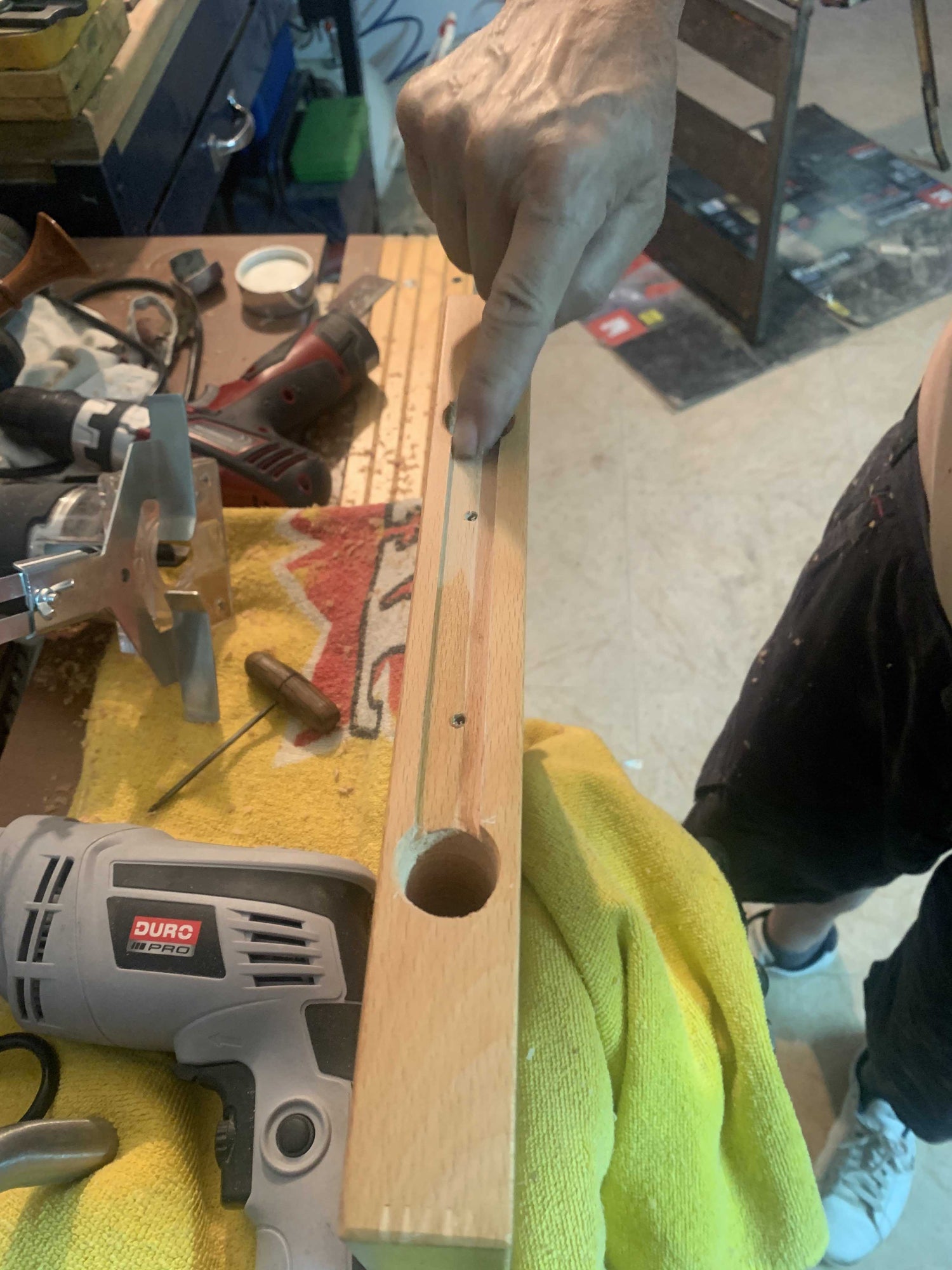 trabajo artesanal de barnizado de la madera del portabicicleta