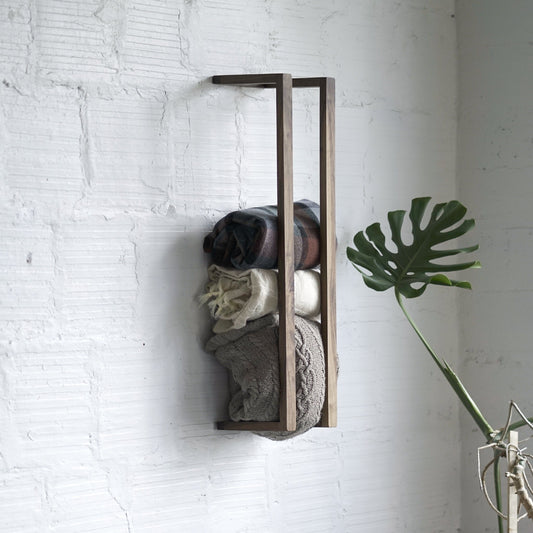 Rack para mantas y toallas de nogal americano, diseño minimalista y elegante - Kaimok Design