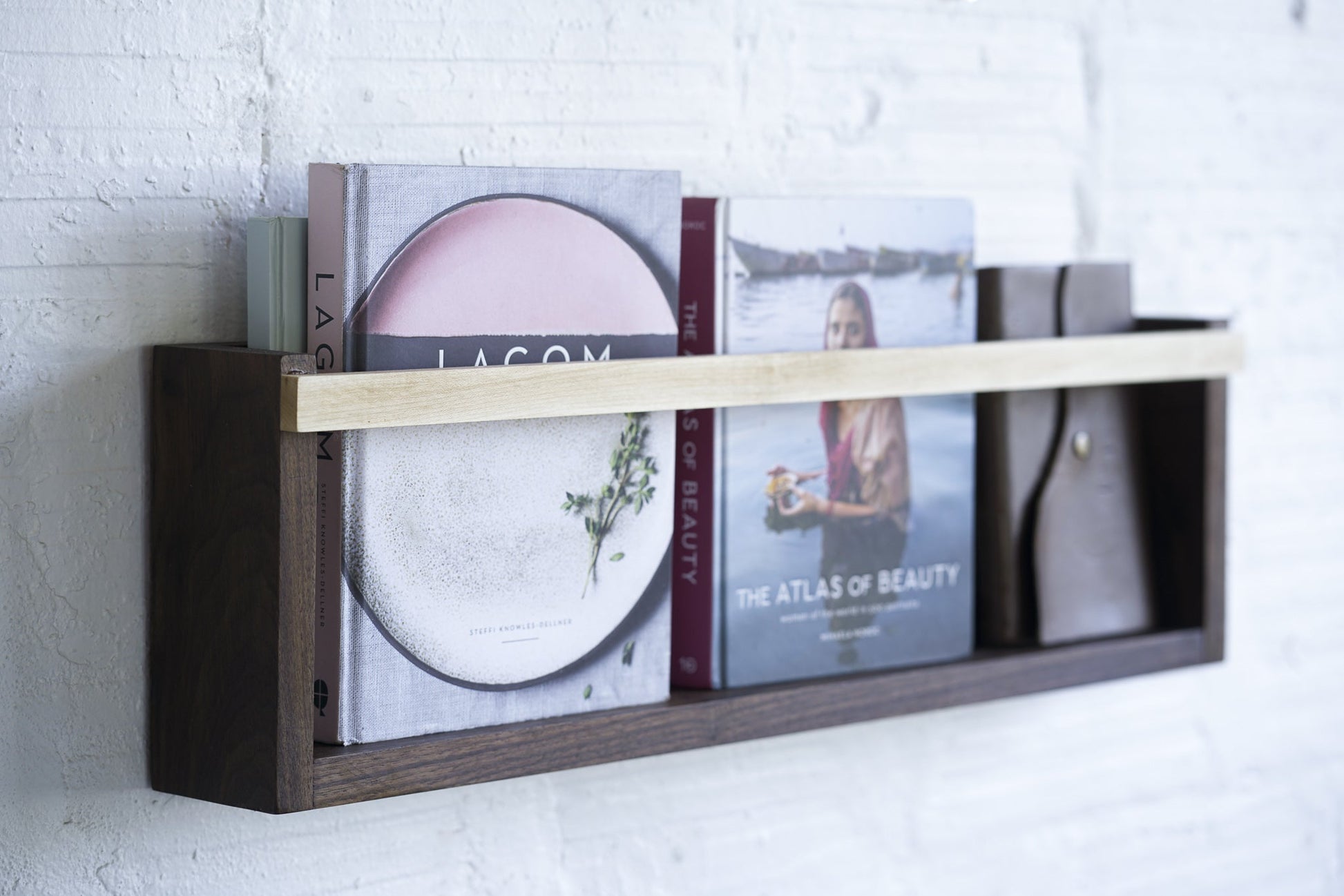 Organiza tus revistas y discos de forma ordenada y accesible con esta estantería de pared, Kaimok Design
