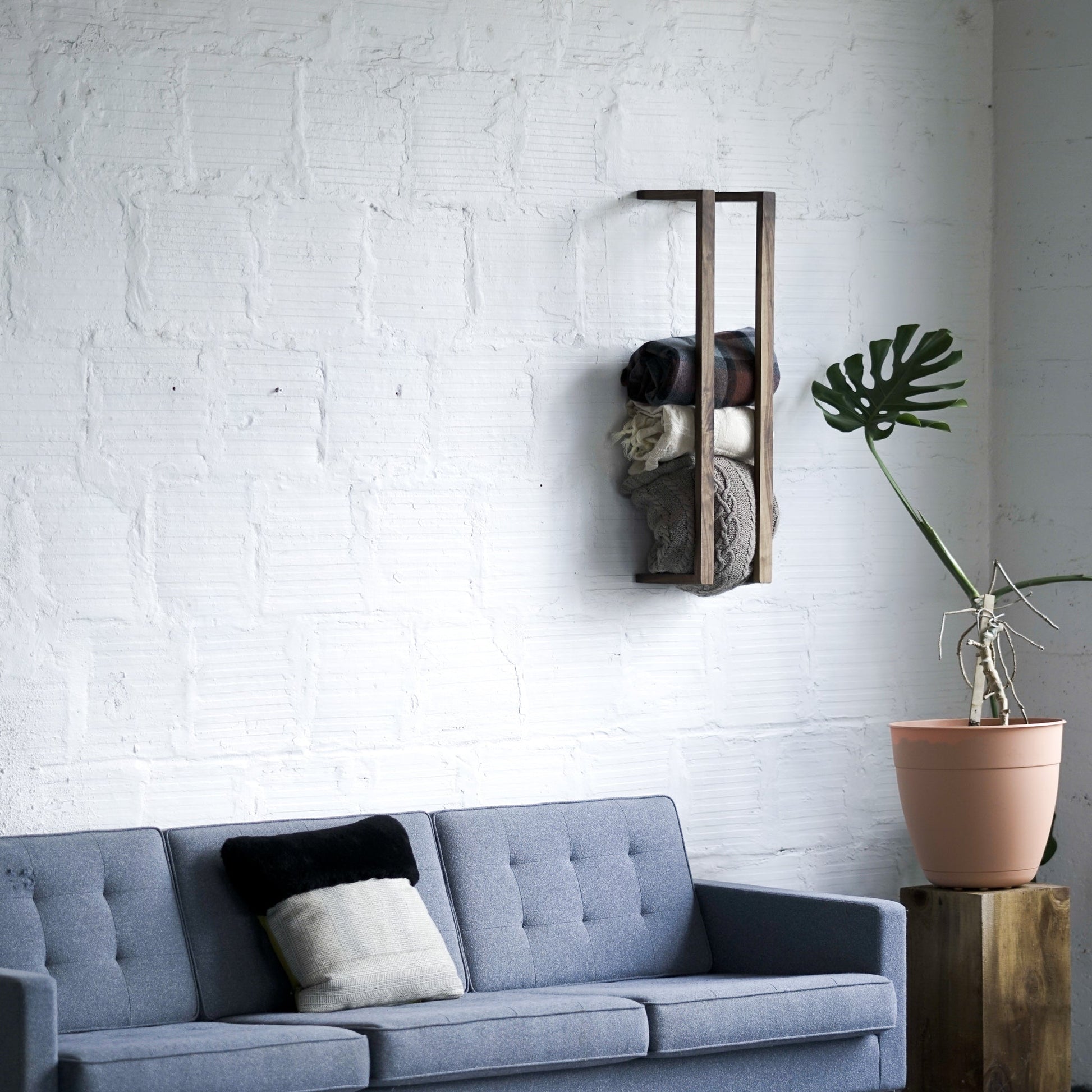 Añade un toque de sofisticación a tu hogar con este elegante soporte para mantas y toallas