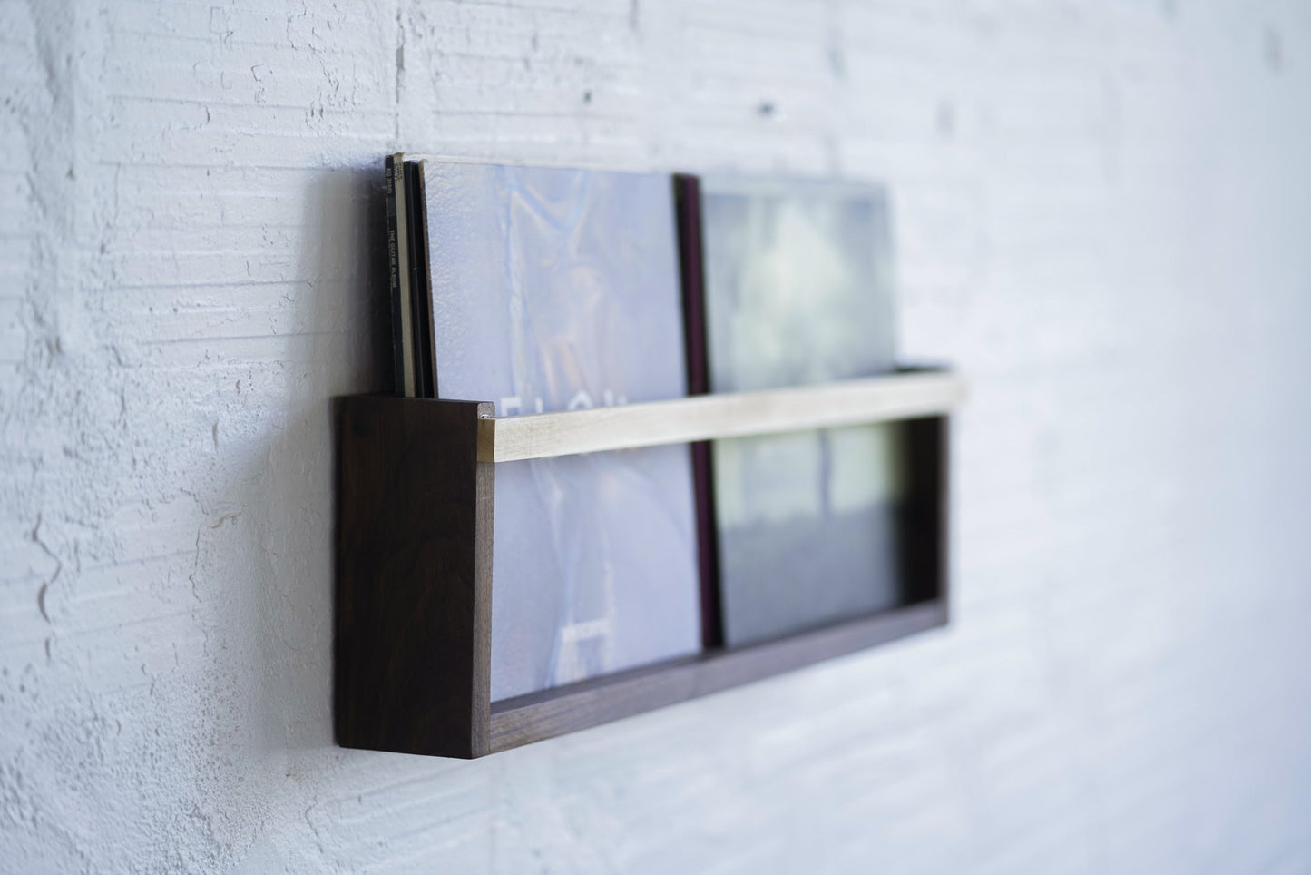Agrega un toque de elegancia a tu hogar con este estante moderno y versátil - Kaimok Design 