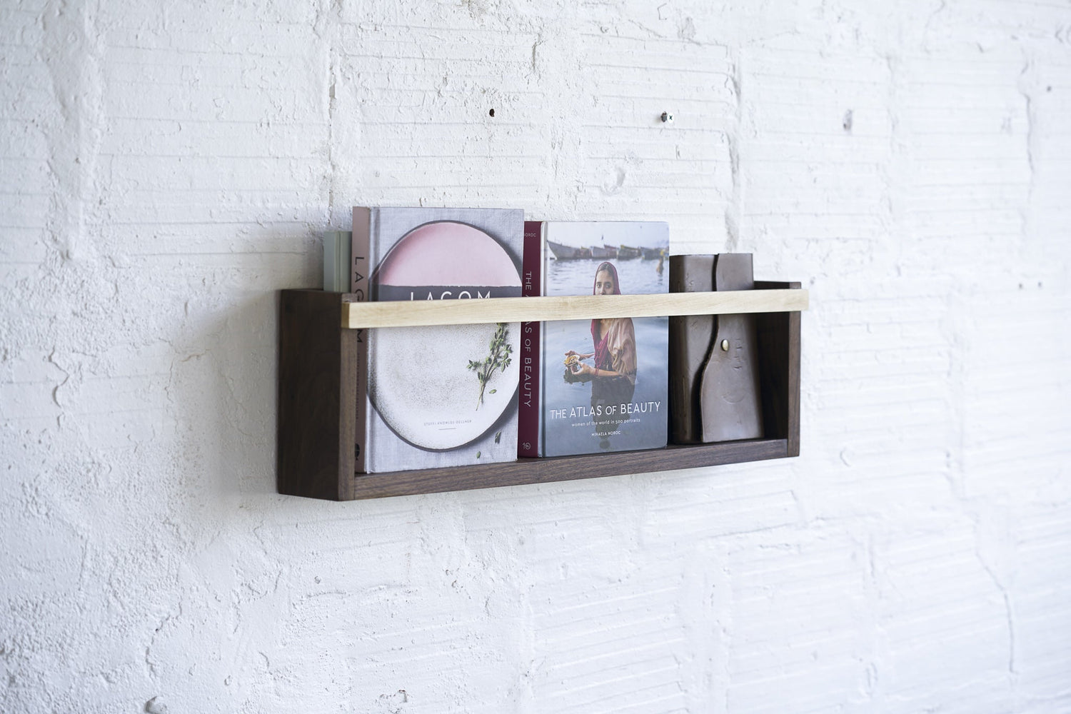 Organiza tus revistas y discos de forma ordenada y accesible con esta estantería de pared, Kaimok Design