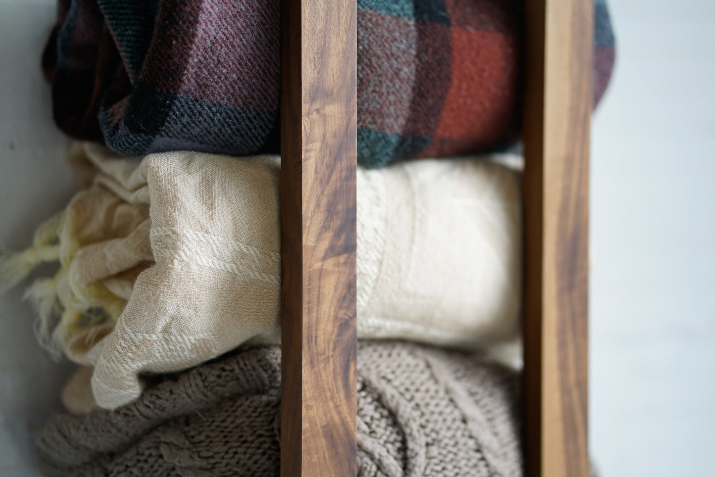 Mantén tus mantas y toallas organizadas y al alcance con este rack de pared - Kaimok Design