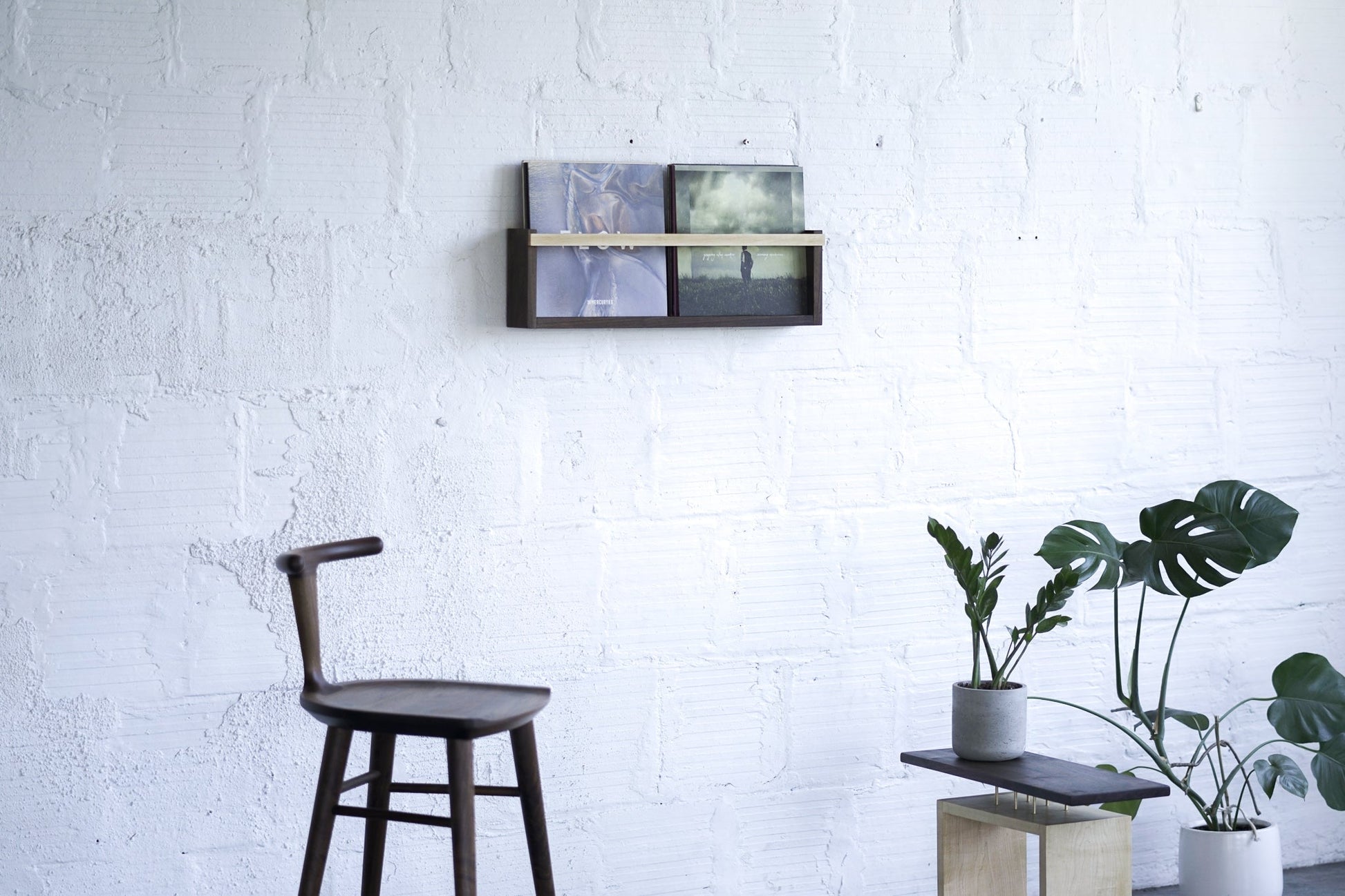 Agrega un toque de elegancia a tu hogar con este estante moderno y versátil - Kaimok Design
