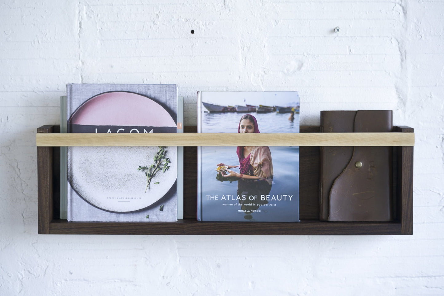 Organiza tus revistas y discos de forma ordenada y accesible con esta estantería de pared, Kaimok Design